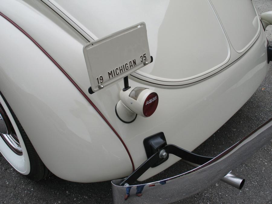 Детали экстерьера Auburn 851 Cabriolet 1935 года  (фото 3 из 12)